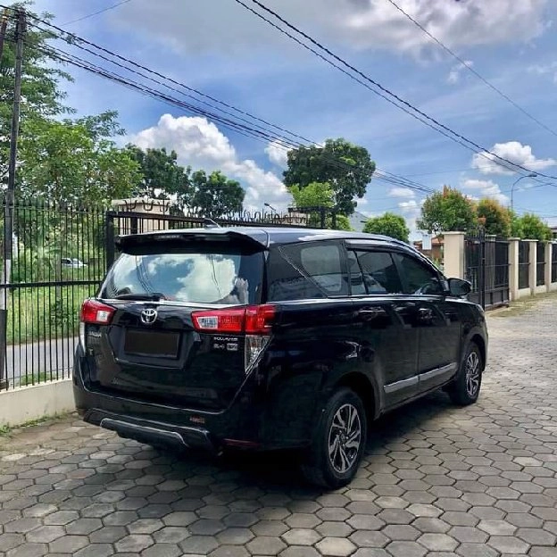 Toyota innova Reborn 2.4 V Diesel Metik