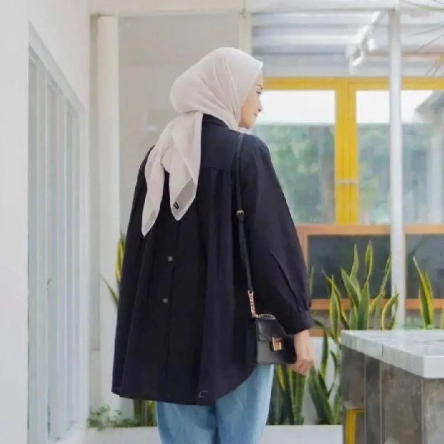 Kemeja Rika Atasan Wanita Oversize Variasi Kancing Belakang