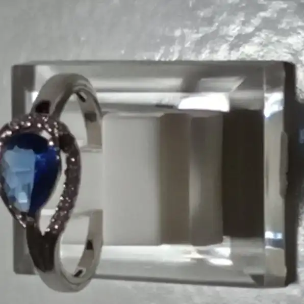 Cincin perak bermata biru