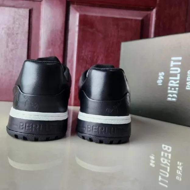 Sepatu sneakers pria berluti