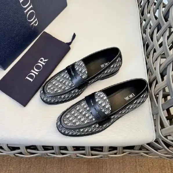 Sepatu pantofel formal pria dior