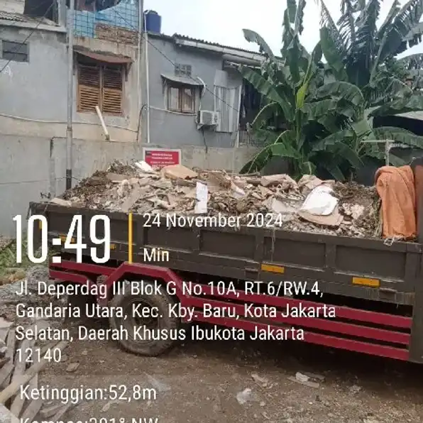 truk buang puing tanah proyek