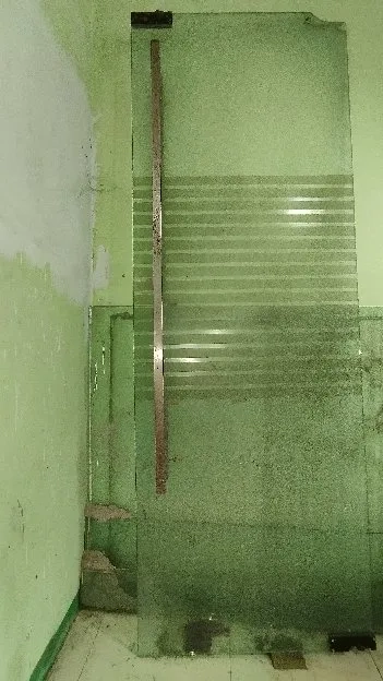 Kaca tempered bekas kamar atm