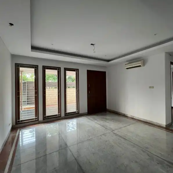 Rumah Mewah Semi Furnish di Taman Villa Meruya Jakarta