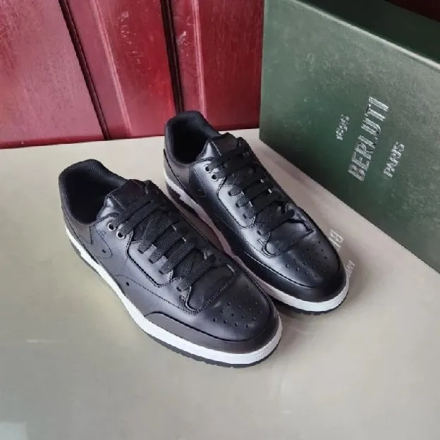 Sepatu sneakers pria berluti