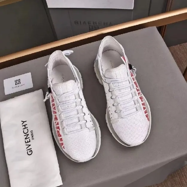 Sepatu sneakers pria givenchy