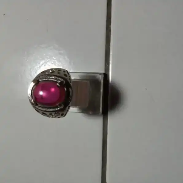 Cincin mata merah