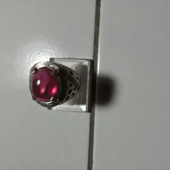 Cincin mata merah