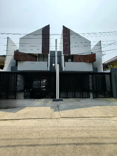 rumah modern tropis dalam komplek di Duren Sawit 