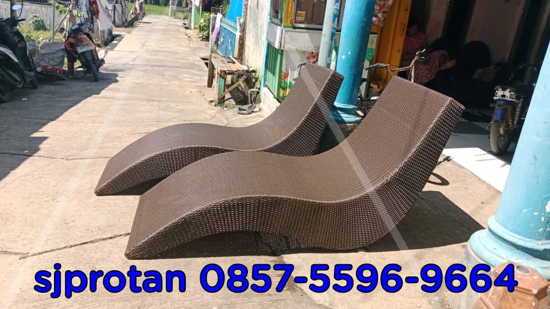 sun lounger rotan sintetis