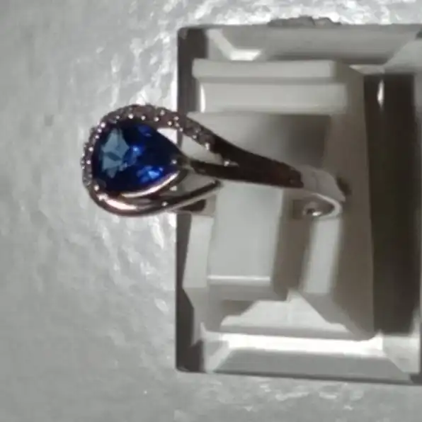 Cincin perak bermata biru