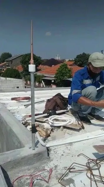 SPESIALIS AHLI MAINTENANCE PENANGKAL PETIR