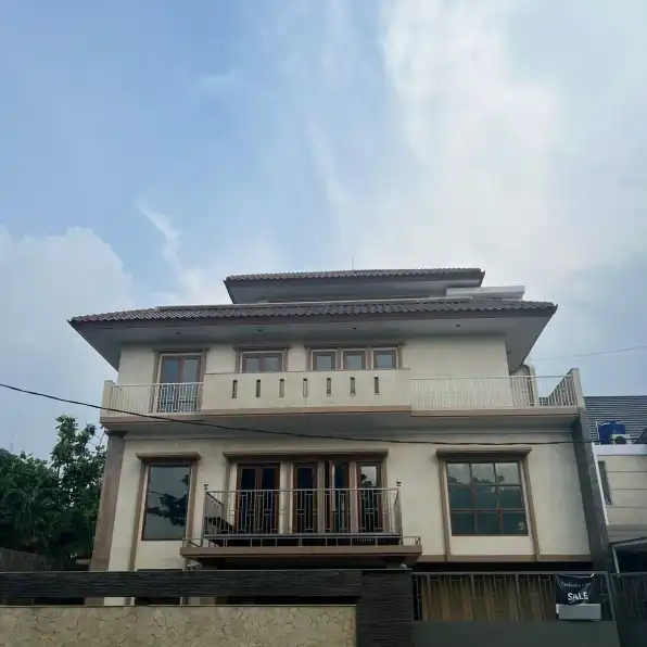 Rumah Mewah Semi Furnish di Taman Villa Meruya Jakarta