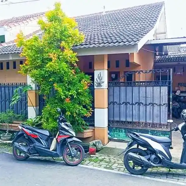 RUMAH DI UTARA LAPANGAN JATEN KARANGANYAR 