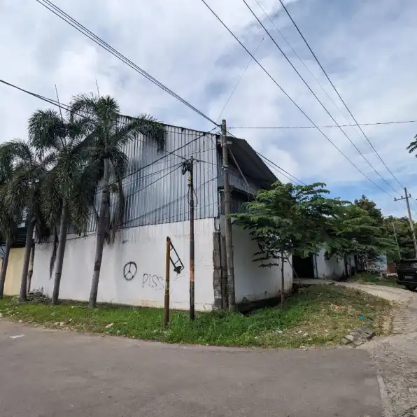 Di Jual Rumah dan Gudang di Jalan Granit Kumala Gresik