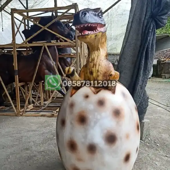 Patung Telur Dinosaurus Menetas