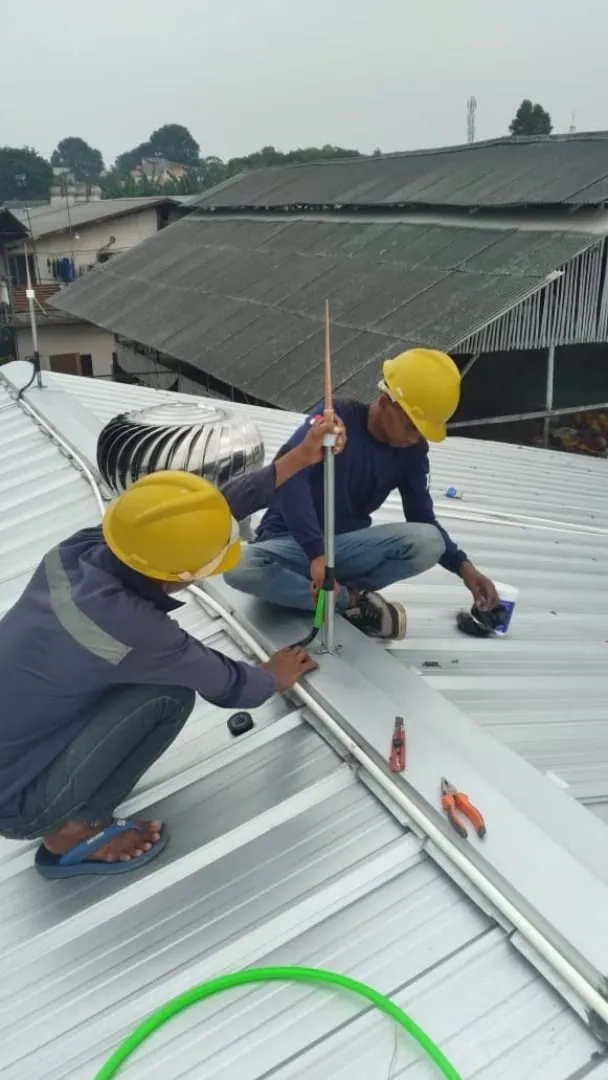 SPESIAL AHLI PEMASANGAN PENANGKAL PETIR RUMAH KANTOR 