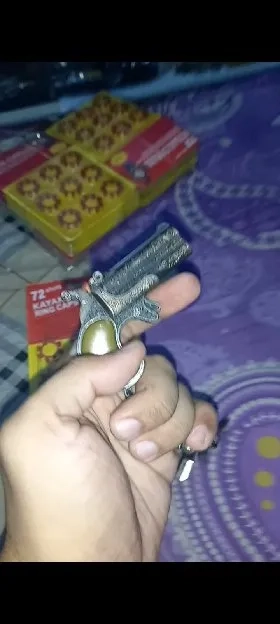 mainan pistol gantungan kunci besar diecast metal antik vintage