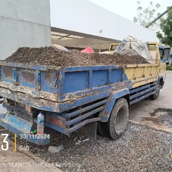 jasa truk angkutan puing tanah