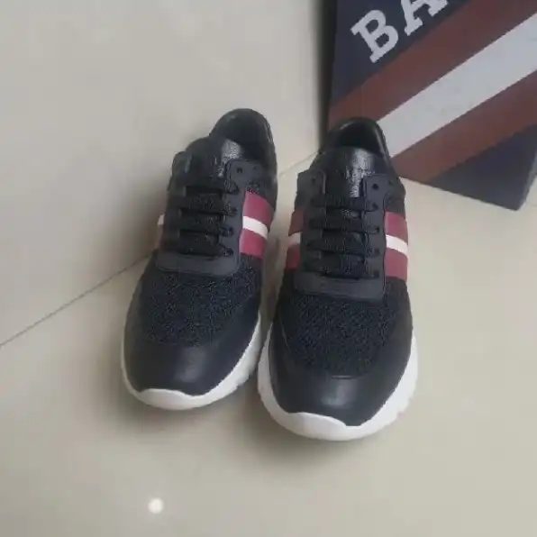 Sepatu sneakers pria bally