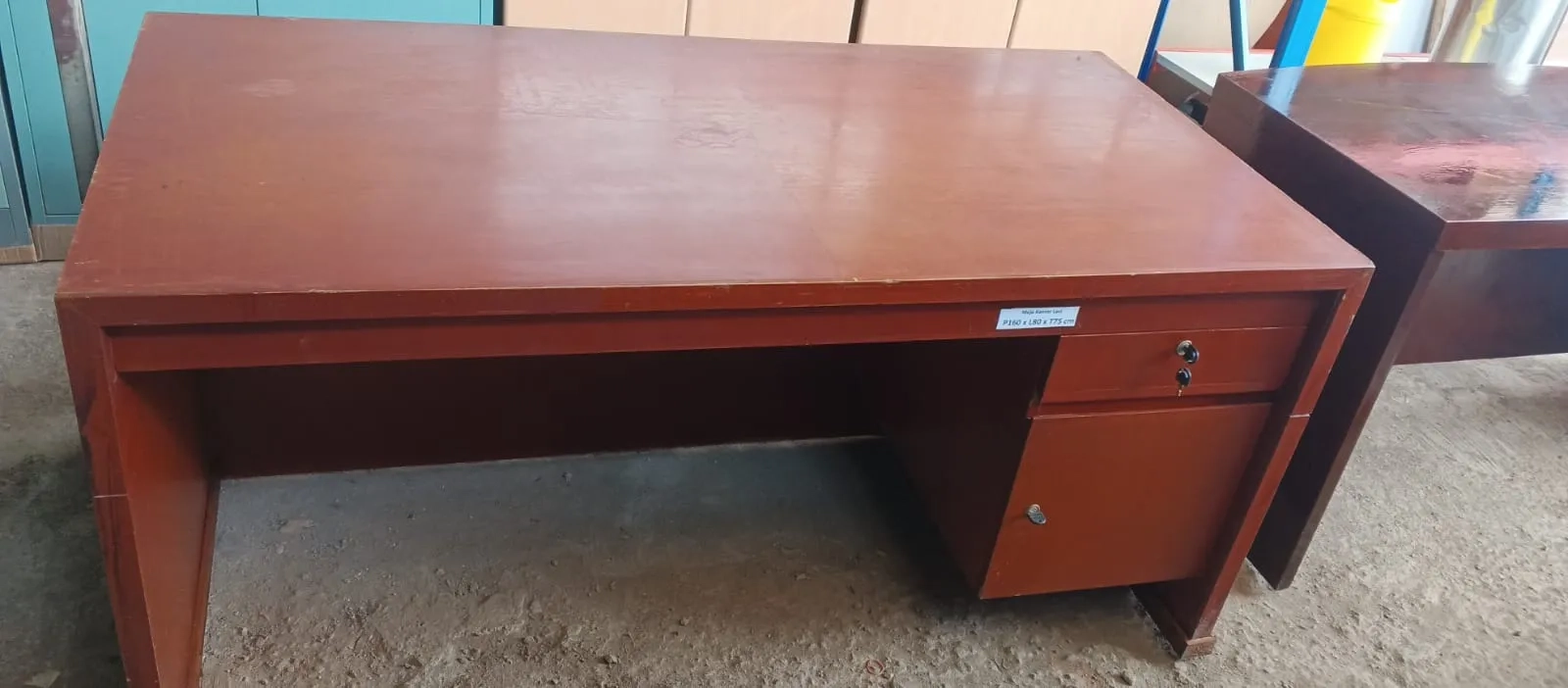 meja kerja kantor laci kayu