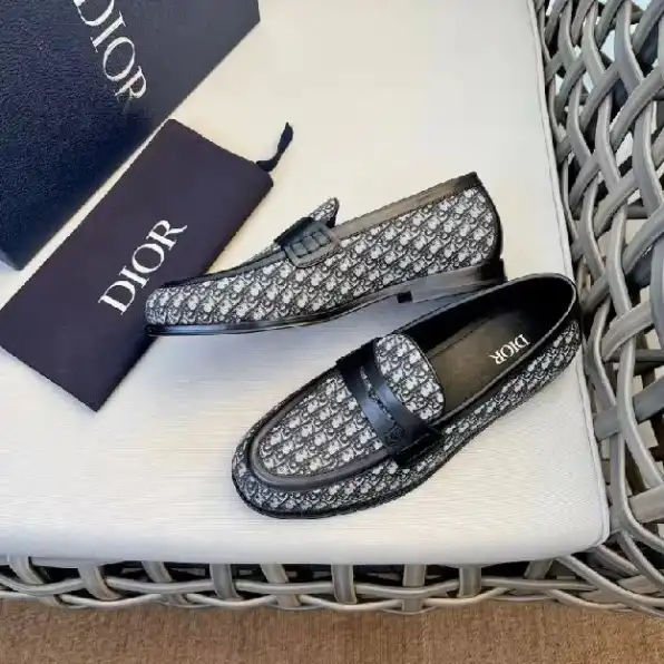 Sepatu pantofel formal pria dior