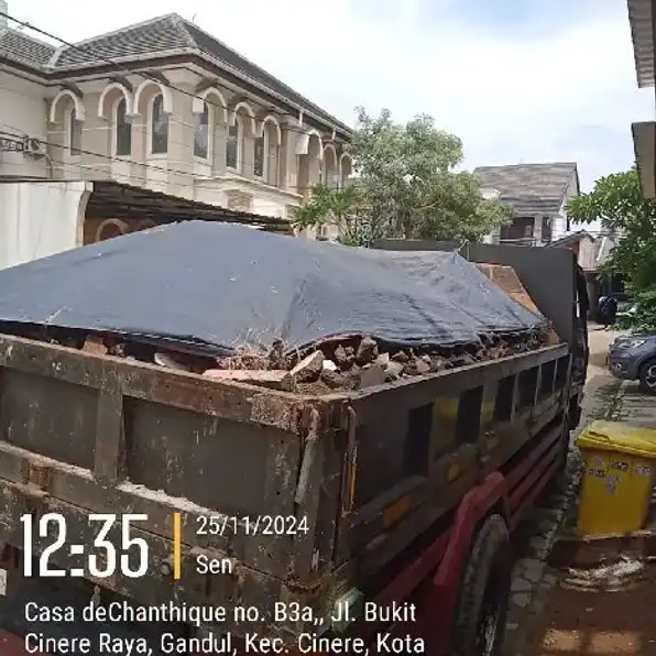 truk Buang puing tanah sampah proyek