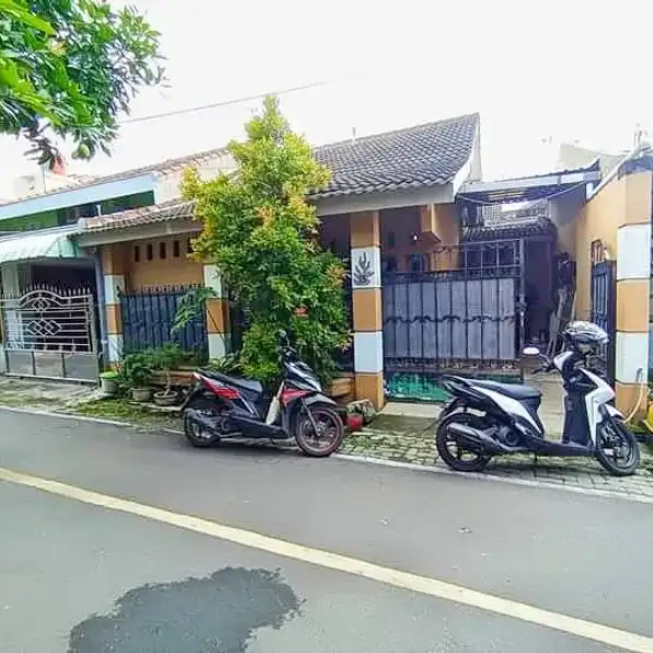 RUMAH DI UTARA LAPANGAN JATEN KARANGANYAR 