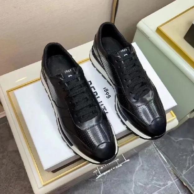 Sepatu sneakers pria berluti hitam kulit