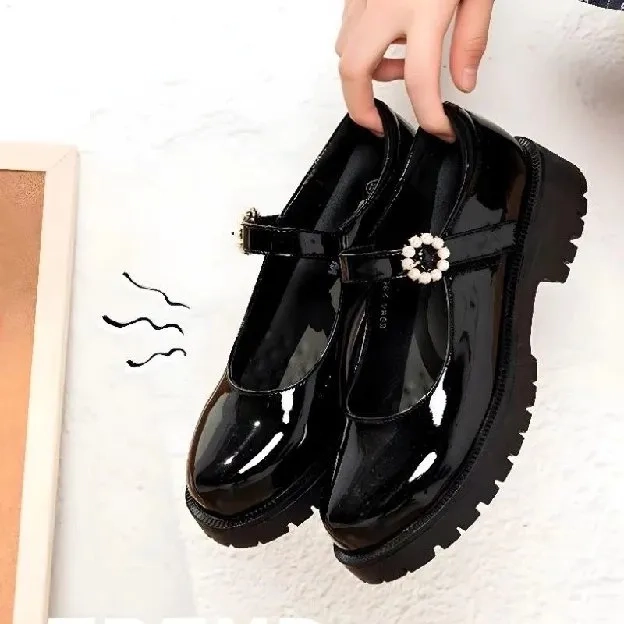 Sepatu Docmart Wanita Hitam Glossy Gesper Bunga Hak Datar