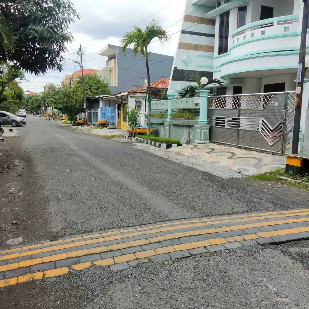 Rumah Surabaya di Jalan Ngagel Wasana Kosong Strategis