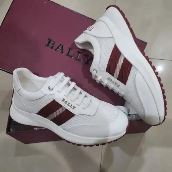 Sepatu sneakers pria bally stripe putih