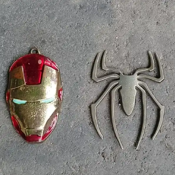 Emblem Spiderman Dan Gantungan kunci Ironman Original