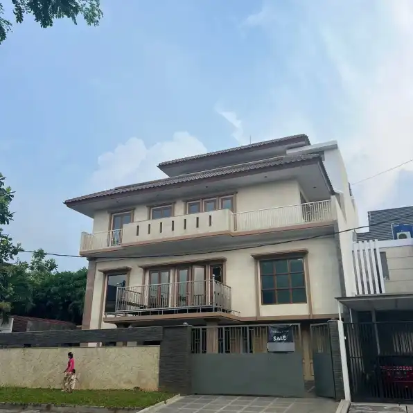 Rumah Mewah Semi Furnish di Taman Villa Meruya Jakarta