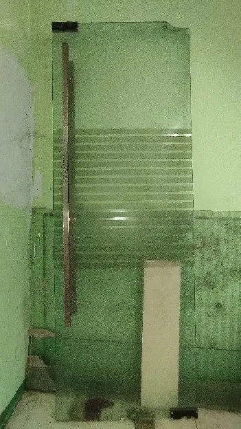 Kaca tempered bekas kamar atm