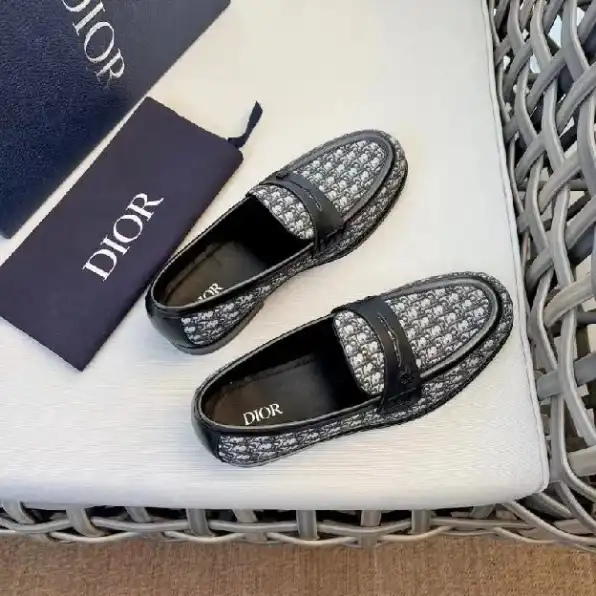 Sepatu pantofel formal pria dior