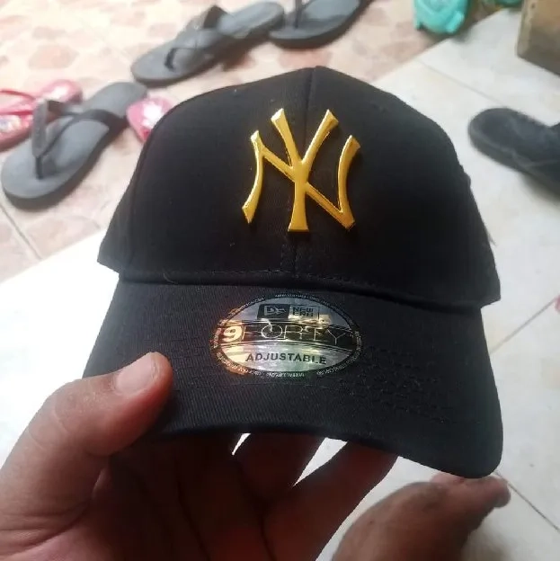 Topi New Era New York Hitam Gold Logo Metal Import Original