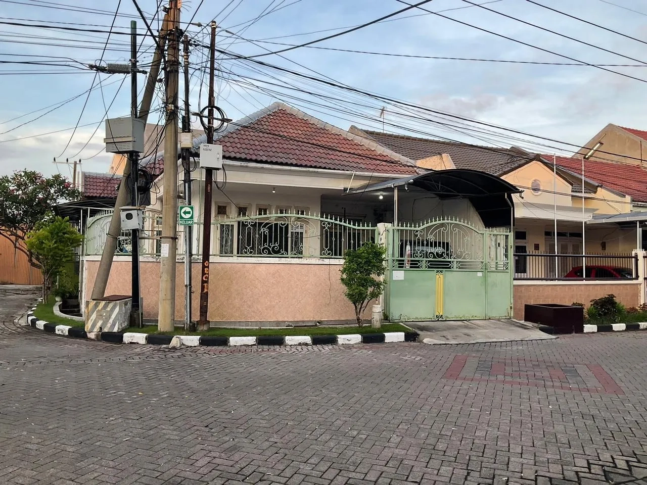 Rumah Pojok di Kawasan Perumahan Mulyosari Prima Surabaya