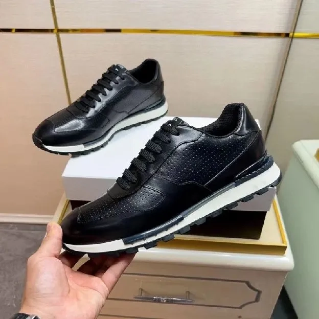 Sepatu sneakers pria berluti hitam kulit