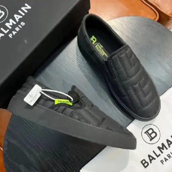 Sepatu casual slip on pria black balmain