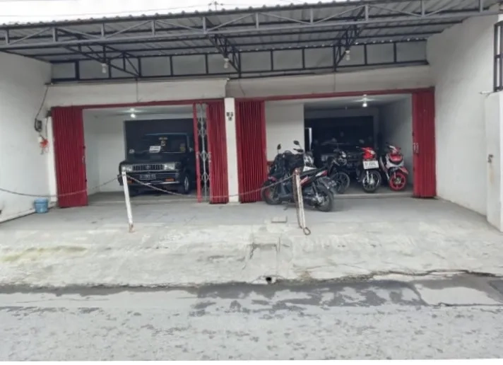 Dijual rumah showroom di Manukan 