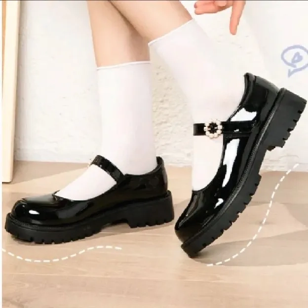 Sepatu Docmart Wanita Hitam Glossy Gesper Bunga Hak Datar