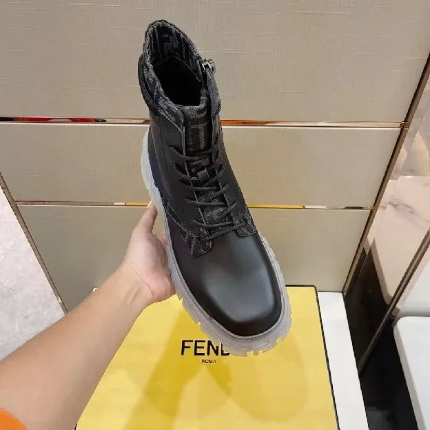 Sepatu boots pria fendi