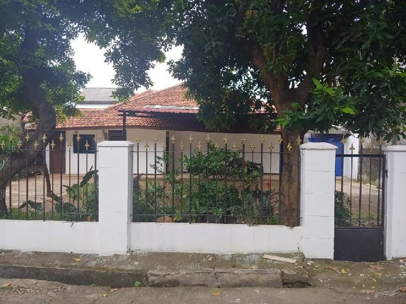 Tanah Luas Bonus Bangunan Rumah Tua Jakarta timur