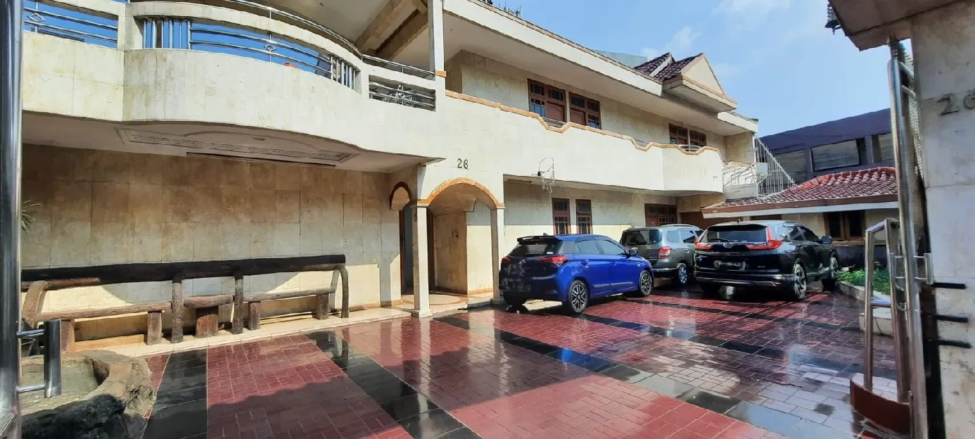 Rumah Swimming pool atau Kost Mewah Jakarta Barat plus Lift