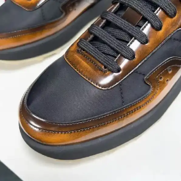 Sepatu sneakers pria berluti