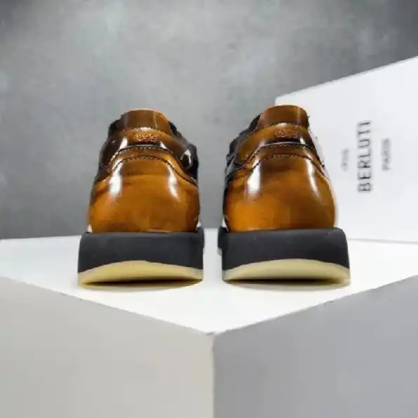 Sepatu sneakers pria berluti