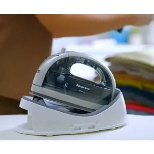 Setrika Uap Panasonic Tanpa Kabel NI-WL41 VSR dan New Produk NI-WL31 900 Watt Cordless Steam Iron