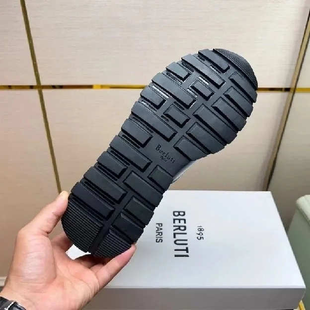 Sepatu sneakers pria berluti hitam kulit