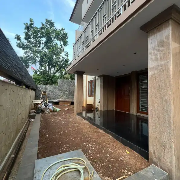 Rumah Mewah Semi Furnish di Taman Villa Meruya Jakarta